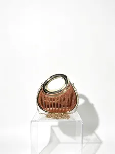 Detailansicht der modischen Abendtasche mit Metallringgriff, Glitzer und goldener Kette