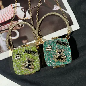 Detailansicht der Mini Acryl Kristall Abendtasche mit Kette und glitzernden Strasssteinen.