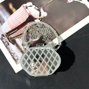 Silberner Strass geometrische Abendtasche mit Metallkette Riemen Detail Ansicht