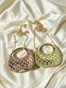 Elegante metallische Abendtasche mit bunten Strasssteinen und goldener Kette für Damen.