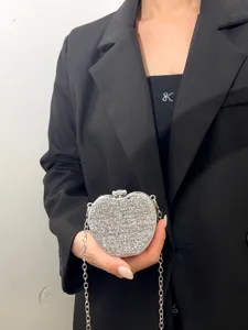 Mini Strass Herz Abendtasche mit Silberkette stilvolle Damen Umhaengetasche Acryl Tasche.