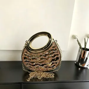 Elegante Acryl Abendtasche mit glänzenden Strasssteinen und Kette für Damen Party.