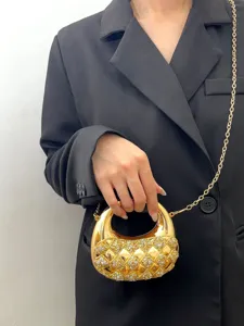 Elegante metallische goldene Abendtasche mit Strasssteinen und Kettengurt für Damen.