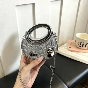 Detailansicht der modischen silbernen Glitzer Acryl Handtasche mit Kette und niedlichem Pandabär.