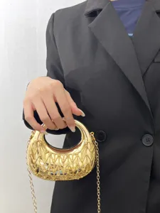Elegante goldene Acryl Mondsichel Handtasche mit Metallkette, schicke Umhängetasche.