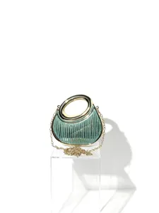 Schicke grüne Glitzer Abendtasche mit goldenem runden Griff und Kette für elegante Damen.