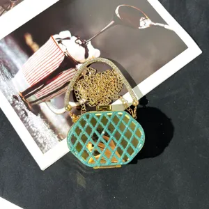 Wunderschöne Abendtasche mit Strassgriff und goldener Gitterstruktur für elegante Partys.