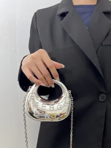 Silberne metallische Halbmond Schultertasche Detail mit Strassbuchstaben und Kette.