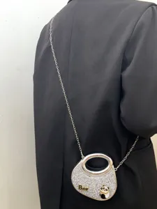 Detailansicht der Acryl Strass Umhängetasche mit Kette und süßem Panda Design für Damen.