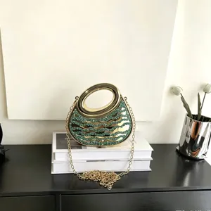 Atemberaubende Acryl-Abendtasche mit schimmernden grünen Strasssteinen und goldener Kette.