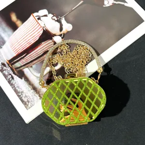 Grüne Glitzer Abendtasche Detail, mit funkelndem Strassgriff und eleganter goldener Kette.