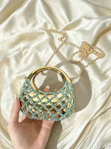 Goldene Strass-Crescent-Abendtasche Detail mit kunstvollem Kristallnetz und Metallrahmen.