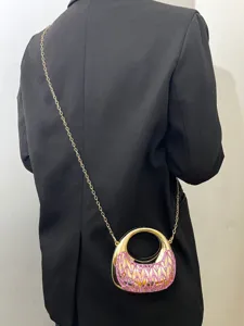 Modische Acryl Halbmond Ketten Umhängetasche für Damen, glänzende Oberfläche mit rosa Glitzer.