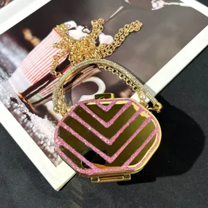 Nahaufnahme der luxuriösen Mini-Acrylbox-Umhängetasche mit Strass und rosafarbenem Glitzer.