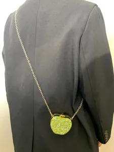 Grüne Strass Acryl Abendtasche in Apfelform mit goldener Kette, stylisches Umhängetaschen-Detail.