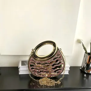 Exquisite Detailansicht der glitzernden Strass-Abendtasche mit eleganter Metallkette und Griff.