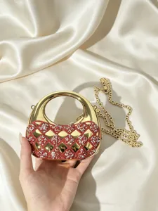 Detailansicht der Luxus Acryl Abendtasche mit funkelnden Strasssteinen und goldener Kette.
