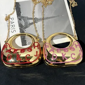 Metallische goldene Mondsichel Umhängetasche mit Kette und Glitzerbuchstaben für Damen
