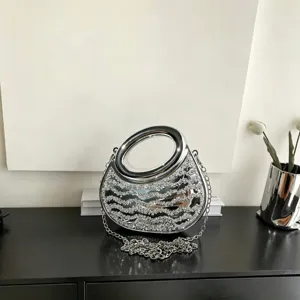 Silberne Acryl-Abendtasche mit funkelnden Strasssteinen, edler Kette und Metallgriff.