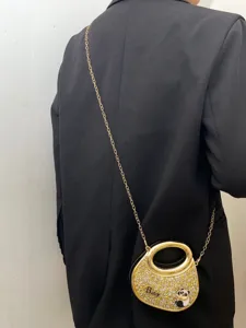 Detailansicht der Acryl Strass Schultertasche mit goldener Kette und Buchstaben-Charm.