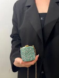 Mini Acryl Abendtasche für Damen, glitzernde Strass Clutch mit Goldkette, stilvolles Detail.