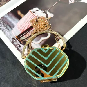 Detail des Mini-Acryl-Kastenbeutels mit Strass, funkelndem grünen Muster und Kette.