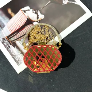 Eleganter roter und goldener Abendhandtaschen-Clutch-Beutel mit Strassgriff für Partys.