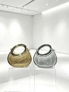 Elegante metallische Abendhandtasche mit Strassdetails und Ringgriff für Damen.