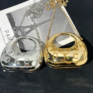 Detailansicht der metallischen Halbmond-Umhängetasche, glänzende Kettentasche mit Glitzer.