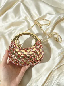 Goldene Abendtasche mit Strass im Halbmond-Design, Metallgriff und Kette für elegante Feiern.