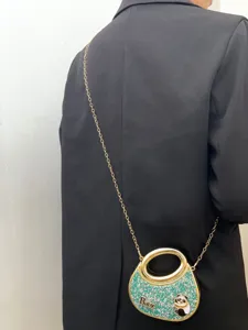 Glitzernde Strass Umhängetasche mit Kette und süßem Panda Design für Damen Mode.