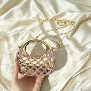 Goldene Abendtasche mit Strass im Halbmond-Design, funkelnde elegante Clutch mit Kette Detail.