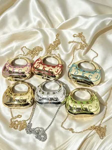 Metallische Halbmond Schultertasche Set mit Strass Buchstaben und Kettenriemen neu.