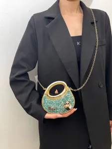 Detailansicht der Kristallperlen Acryl Handtasche mit Goldkette und süßem Panda Anhänger.