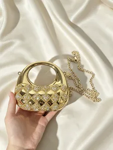 Elegante metallische goldene Abendtasche mit Strassmuster und praktischem Kettengürtel.