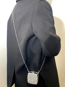 Kleine Acryl Abendtasche mit Strasssteinen und Kettengurt für Damen elegante Mode.