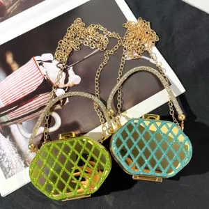 Glitzernde Abendtasche mit Strassgriff und goldener Kette, luxuriöse modische Partyhandtasche.