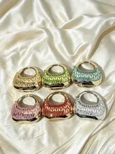 Modische Acryl-Mondsichel-Handtasche mit glänzendem Metallic-Finish und Glitzer-Gitter-Muster.