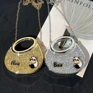 Nischen-Design Acryl Strass Handtasche Detail, glänzende Kette Umhängetasche mit niedlichem Panda.
