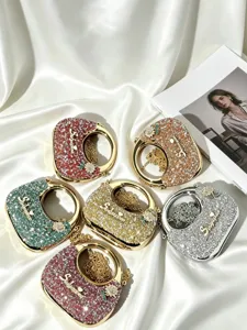 Detailansicht funkelnder Strass-Mini-Handtaschen mit runden Metallgriffen in vielen Farben.