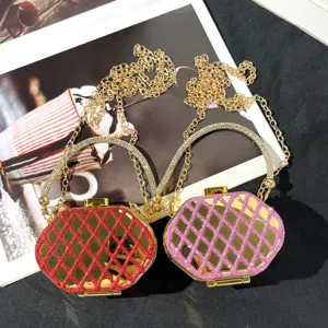 Elegante Abendtasche mit Kristallgriff, glänzendem Gittermuster und schicker goldener Kette.