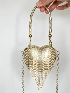 Exquisites Strass-Herz-Clutch-Taschen-Detail, funkelnde Kristallfransen und elegante Kette.