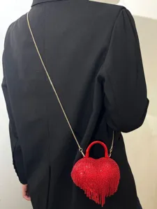 Sac de soirée cœur en strass rouge avec chaîne et franges de pampilles pour femmes