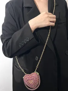 Damen Mini Herz Strass Umhaengetasche, glaenzende Kristall Abendtasche mit goldenem Kettengurt.