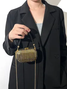 Detailansicht einer luxuriösen Acryl Abendtasche mit Strass und goldener Kette für Damen Partys.