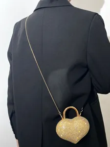 Primo piano della borsa da sera a cuore in strass scintillante con dettagli in cristallo.