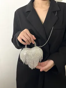 Sac de soirée en forme de cœur avec strass scintillants et franges pour fêtes.