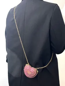 Kleine rosa Strass Herz Umhängetasche mit Goldkette, schicke modische Abendtasche.
