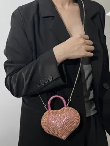 Borsa a tracolla con strass a forma di cuore, dotata di cristalli brillanti e manico.