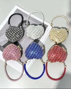 Detailansicht bunter herzförmiger Strass-Clutch-Taschen mit exquisiten Party-Design-Details.